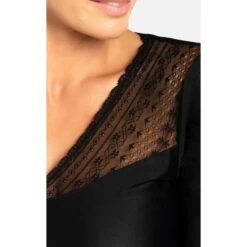 Camiseta Con Encaje, Claire Anaissa -Fit Tienda camiseta con encaje claire anaissa 3