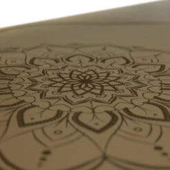 Esterilla Yoga Bronce Oliva En PU Y Caucho Natural Con MANDALA + LINEA DE CUERPO 9 Esterilla Yoga Bronce Oliva En PU Y Caucho Natural Con MANDALA + LINEA DE CUERPO -Fit Tienda esterilla yoga bronce oliva en pu y caucho natural con mandala linea de cuerpo 1